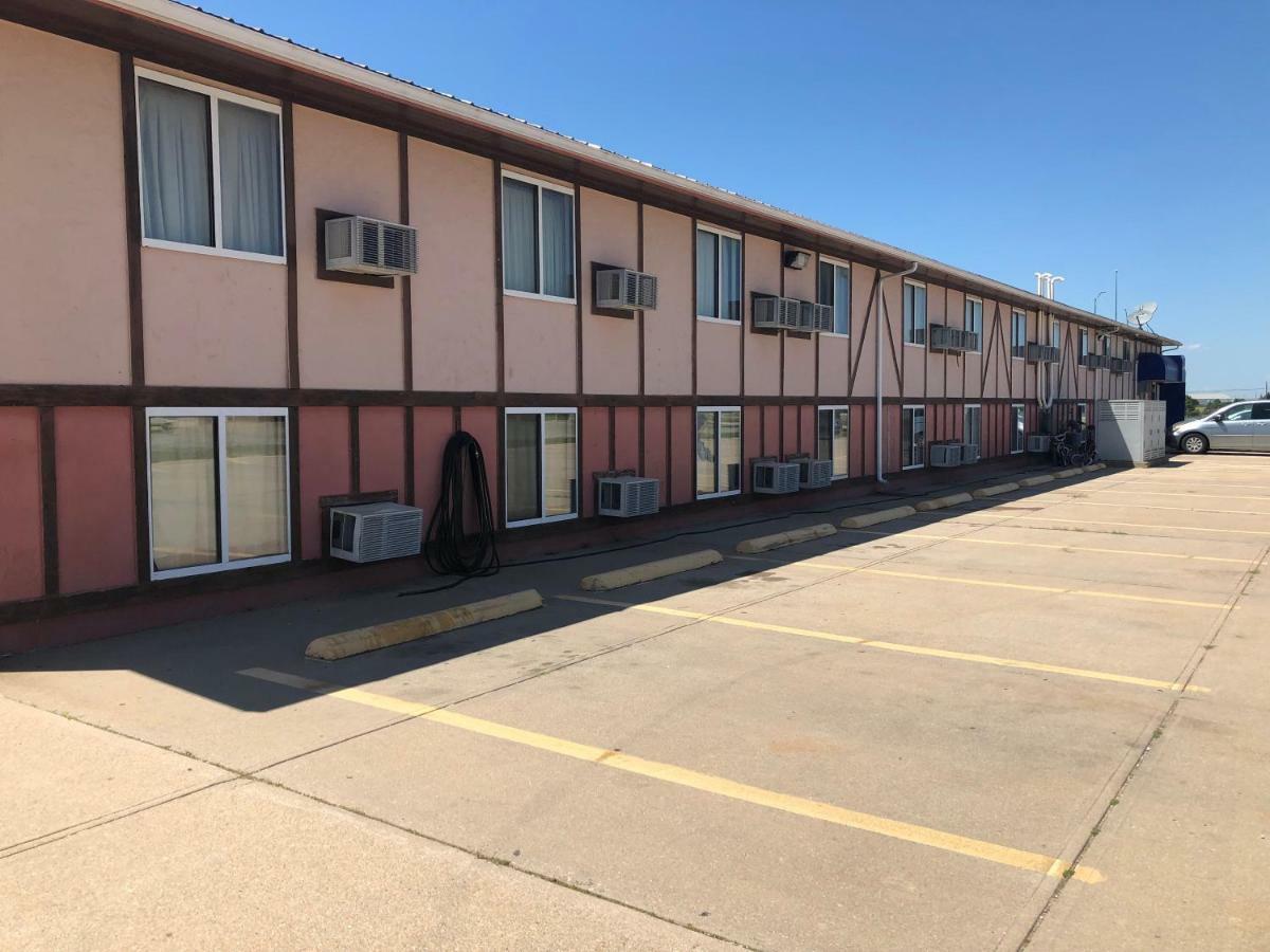 Executive Inn McPherson Екстериор снимка
